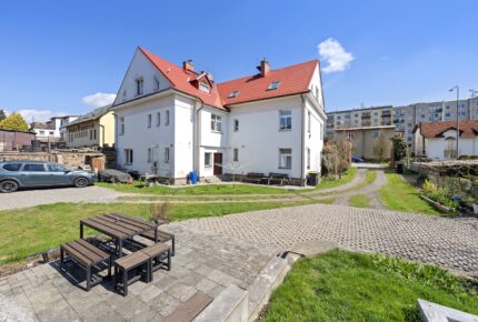Galerie - Prostorný byt 3+1 se zahradou a parkováním