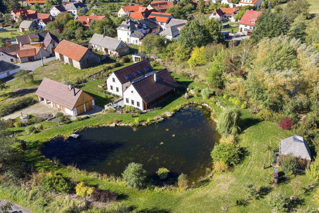 Usedlost s rybníkem, včelínem a saunou