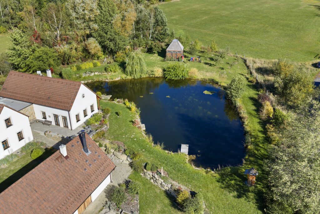 Usedlost s rybníkem, včelínem a saunou